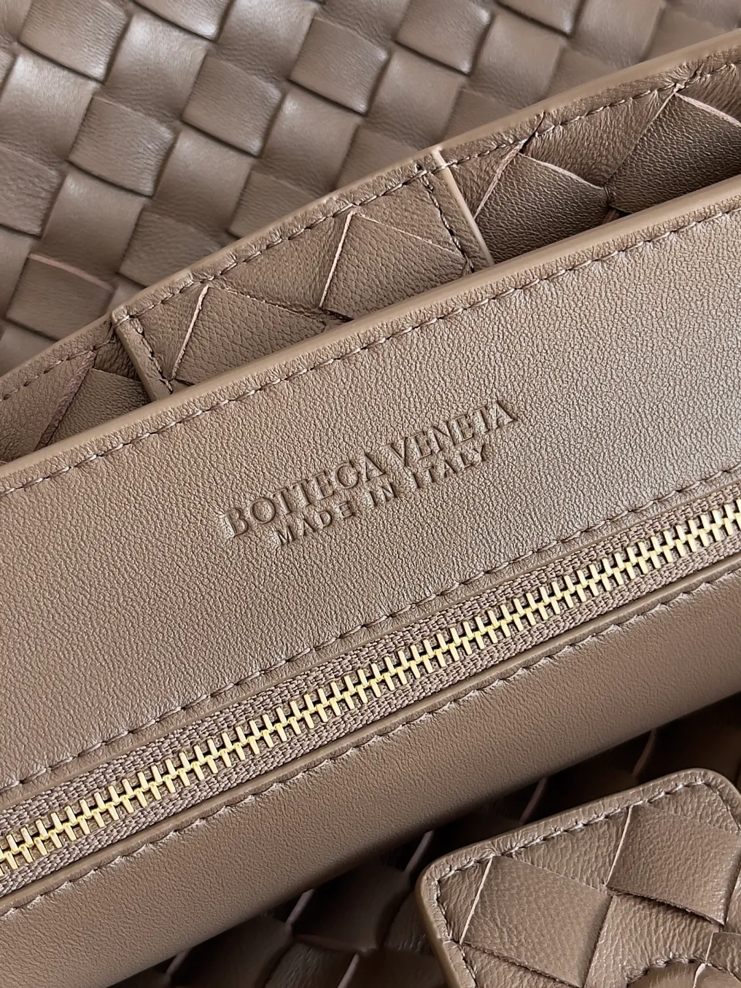 Batch 3760 Recently, the same style of bag that celebrities love is both high-end and practical. Michelle Yeoh, Kim Namjoon, Jing Boran, Tong Liya, Sun Qian, Wu Qianyu, Du Juan, Ma Yili and Bai Baihe are all carrying Bottega Veneta summer series Andiamo handbags. Andiamo has a simple structure and rounded lines. The whole piece is made of Nappa leather. It is comfortable, soft and dynamic. It adds interest to daily life and can be easily matched with various styles. Andiamo handbags are available in three sizes: small, medium and large. There are many colors to choose from, which can meet different needs. You can really carry it whether it is daily or attending events. Style number: 743575 Size: 45*22*34cm